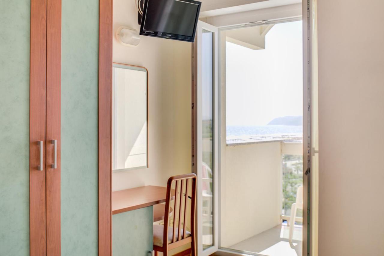 Hotel Astoria Misano Adriatico Exterior photo